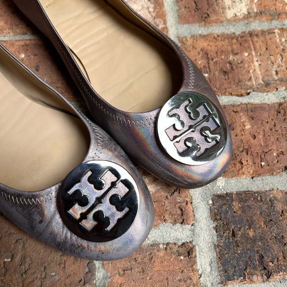 Tory Burch Minnie Gunmetal Metallic Iridescent Leather Travel Ballet Flat - Picture 2 of 8
